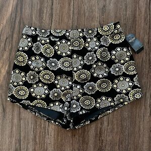 NWT Hollister High Rise Black and Metallic Gold Printed Shorts. Size 7 (Juniors)